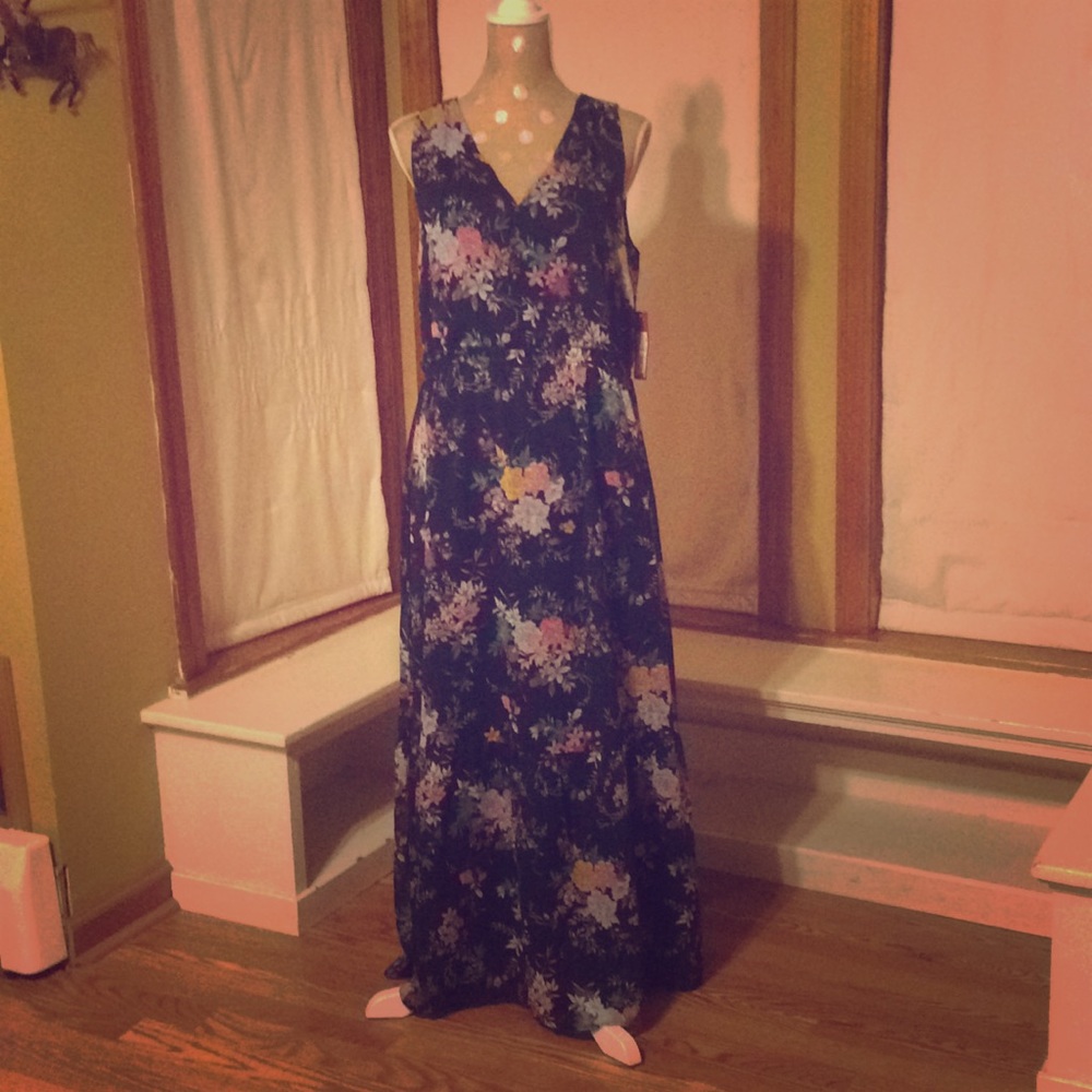 NWT! 🌺Beautiful Floral Full Length Dress🌺